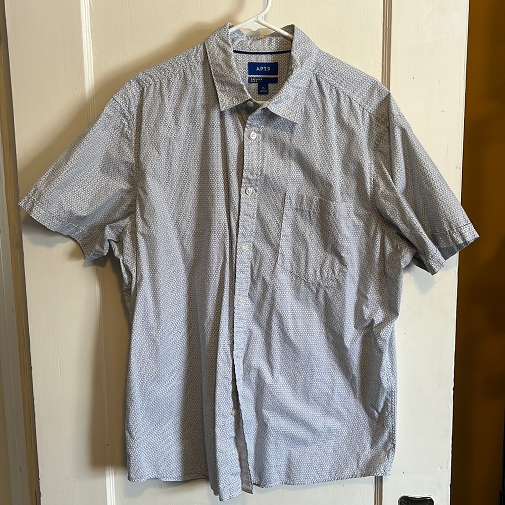 Men’s XL Short Sleeve Button Up